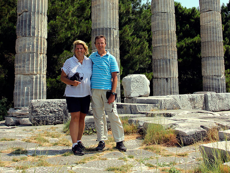 Passion für archäologische Ausgrabungen. Unsere Reise 2013 ging nach Ionien in der heutigen Westtürkei. Hier stehen wir vor den Säulen des Athena-Tempels von Priene.