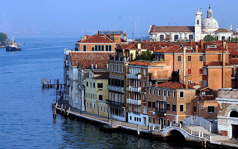 Die Passage führt von Igoumenitsa kommend in Venedig durch den Giudecca-Kanal. Die Fähren fahren mittlerweile diese Route nicht mehr.
