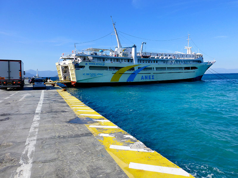 Die Fähre M/F Agios Nektarios Aiginas von Anes Ferries im Hafen Ägina Stadt.