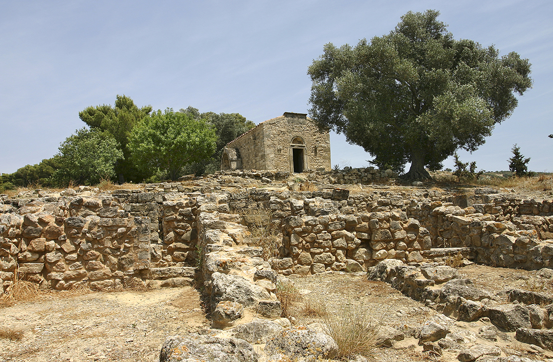 Innerhalb des Palastgeländes von Agia Triada steht die Kapelle “Agios Georgios Galatas” aus dem Jahr 1302.