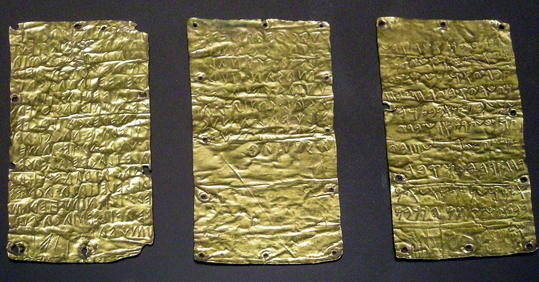 Etruscan_tablets, Pyrgi tablets, wikipedia, Macalla Diese drei Goldbleche aus dem 5. Jhd. v. Chr. wurden in Pyrgi, dem Hafen der etruskischen Stadt Caere (heute Ceveteri), entdeckt. Zwei sind in etruskischer, eine in phönizischer Sprache (rechts) beschriftet. Die Inhalte sind ähnlich, aber im Wortlaut nicht identisch. Den Forschern ermöglichen sie den direkten Vergleich zwischen Etruskisch und Phönizisch. Foto: Wikipedia, Macalla