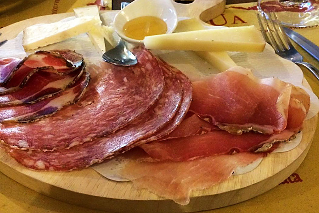 Pancaciua, pitigliano, 01 - Im Pancaciua in Pitigliano werden Schinken, Salami und Käse aus der Region serviert.