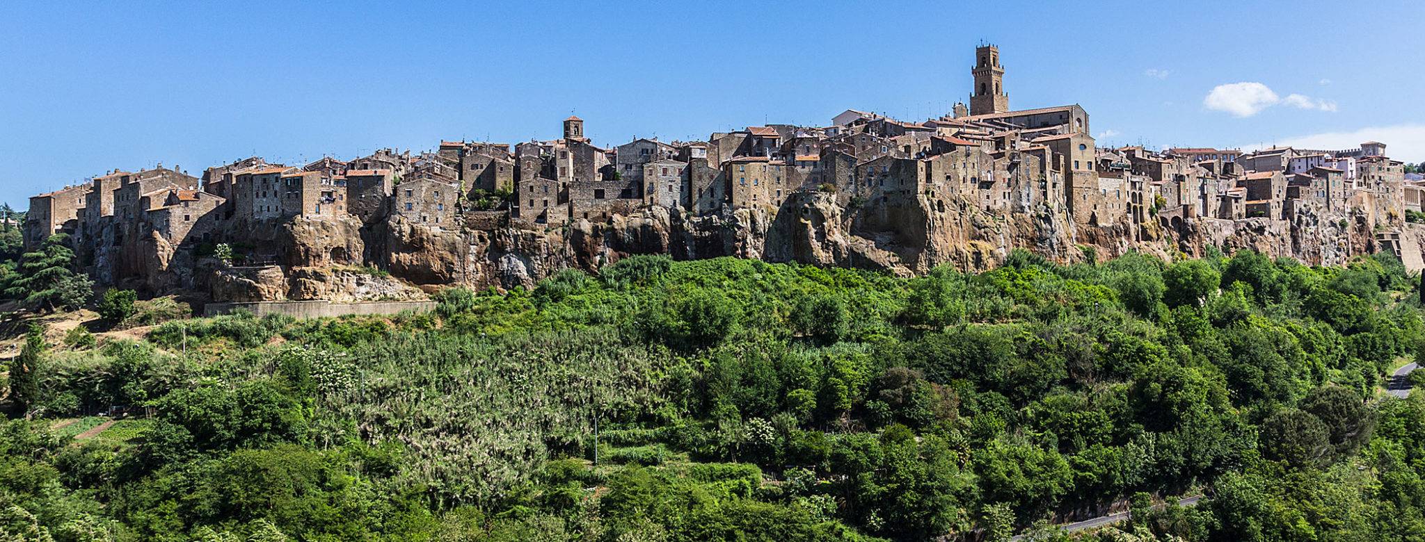 etrusker - Pitigliano liegt spektakulär auf einem dreihundert Meter hohen Tuffsteinfelsen. Pitigliano liegt spektakulär auf einem dreihundert Meter hohen Tuffsteinfelsen. Das Städtchen ist bis heute die größte Ortschaft etruskischen Ursprungs im Gebiet des Fioratals. 