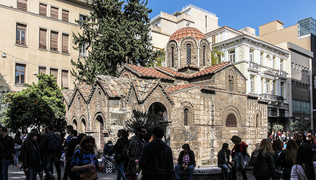 Die hübsche byzantinische Kirche Panagia Kapnikareas steht mitten in der Fußgängerzone.
