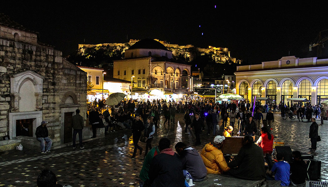 Der Monastiraki-Platz ist der zentrale Platz der Plaka. Hier kommt und geht alles, da hier eine Metrostation ist. 