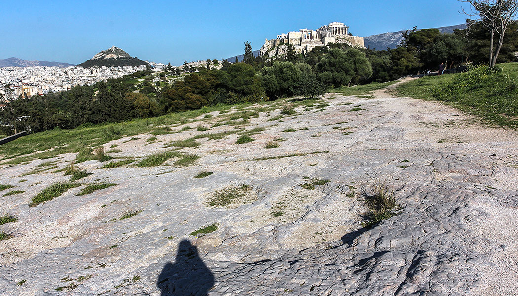 Einmaliges Panorama: Im Vordergrund der Pnyx-Felsen, links der Kegel des Lykabettus, in der Mitte der Felsen des Aeropag und rechts die Akropolis.