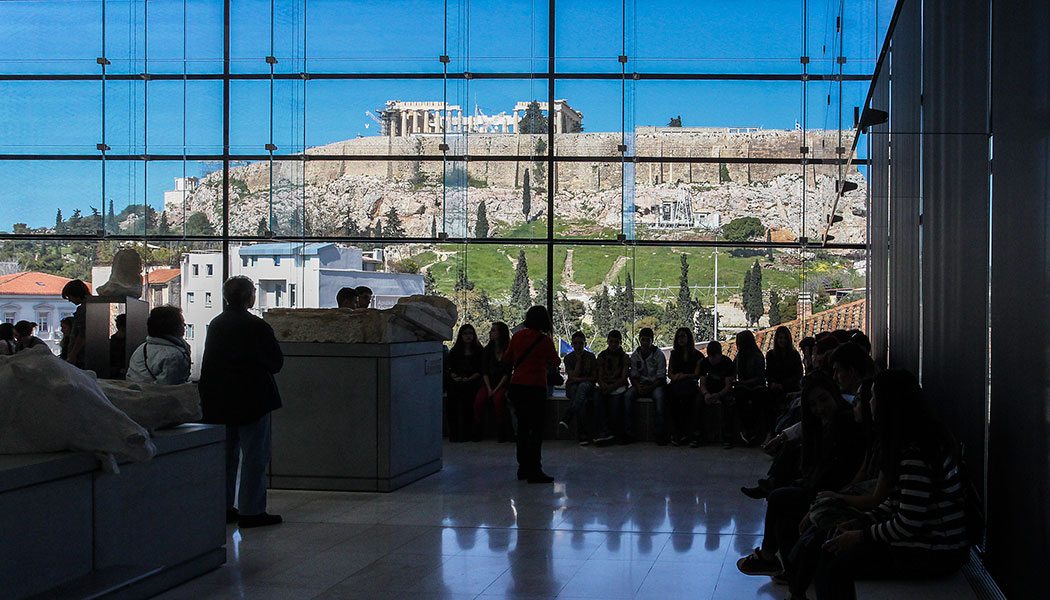 Neues Akropolis Museum Athen Griechenland - Sensationelle Lage: Das neue Akropolis-Museum von Athen wurde im Jahr 2009 eröffnet und verwahrt ausschließlich Fundstücke vom Akropolisfelsen. Alleine das Museum ist die Reise nach Athen wert.