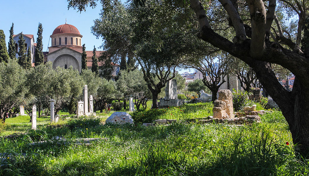 Im Stadtteil Kerameikos liegt ein antiker Friedhof, der im frühen 20. Jahrhundert von deutschen Archäologen entdeckt wurde. Hier standen auch die beiden wichtigsten Tore des antiken Athen, das Dipylon-Tor und das Heilige Tor. 