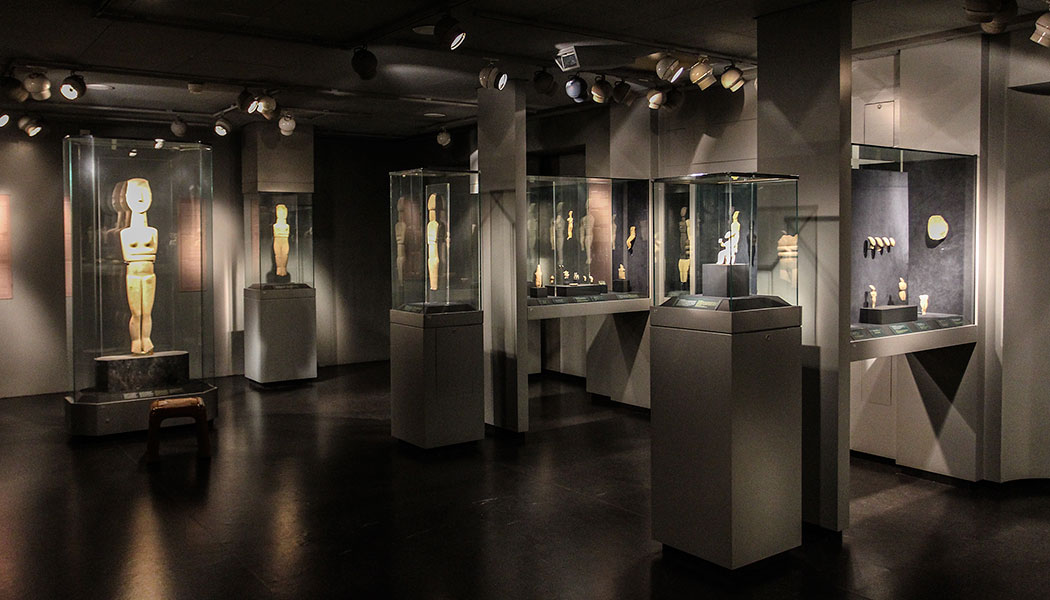 Die wertvollen Kykladenidole werden im Goulandris-Museum perfekt präsentiert.