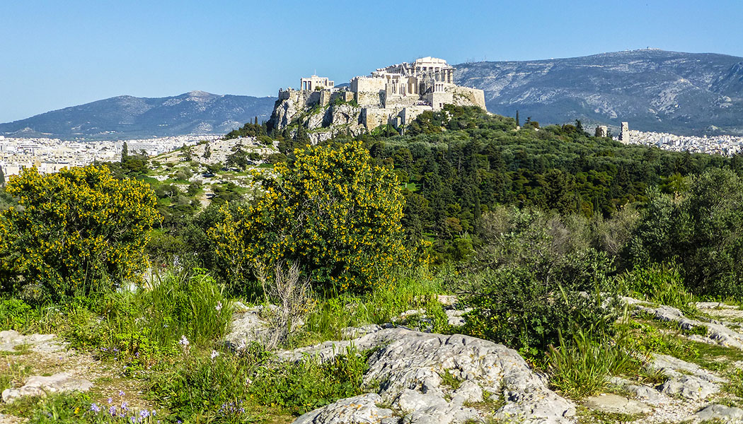 Die klassischen Tempel auf dem heiligen Felsen der Akropolis wurden im fünften Jahrhunderts v. Chr. erbaut und sind das Wahrzeichen der Athener Demokraie.