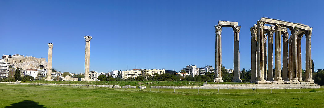 Der Tempel des Olympischen Zeus, auch Olympieion genannt, liegt nur 500 Meter von der Akropolis (links) entfernt.
