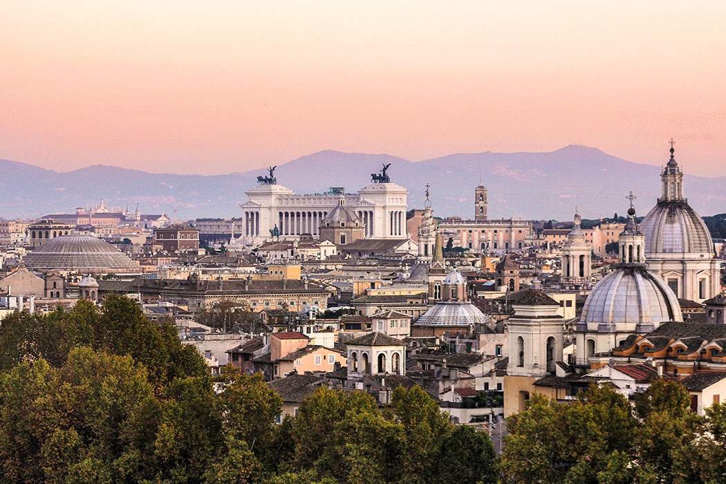 reise-zikaden.de, Monika Hoffmann, italy, rome, rom, staedtereise. - Vom Marsfeld in Rom bis zur Engelsburg. Der Abend senkt sich in zarten Farben über Rom und wir genießen den Blick von der Engelsburg über den einstigen Campus Martius, mit der Pantheon-Kuppel, dem Vittoriano und dem Kapitol (v.l.n.r.). Dahinter die Albaner Berge.