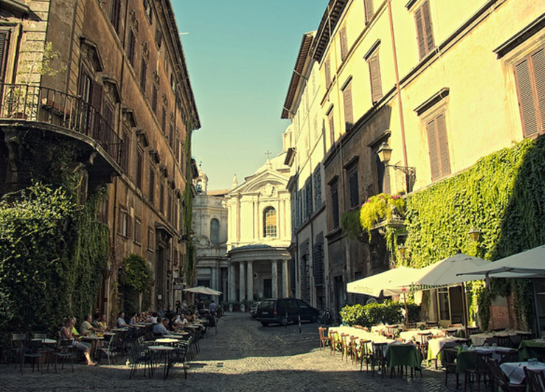 Die Via della Pace - mit dem "Antico Caffe della Pace" (vorne links) und dem Ristorante-Pizzeria "La Focaccia" (links, dahinter). Gleich in der Nähe, die Chiesa di S. Maria della Pace.