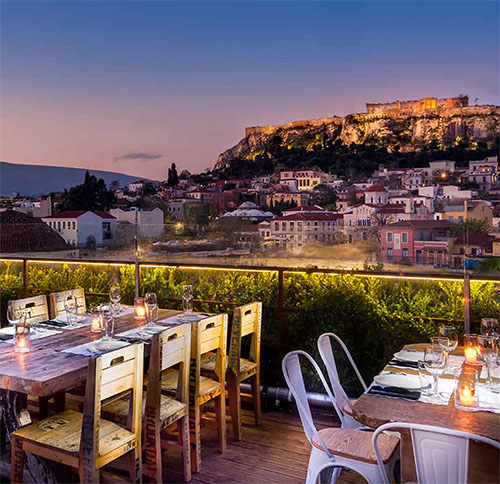Die Dachterrassen-Bar 360 Degrees am Monastirakiplatz bietet eine phantastische Sicht auf die Akropolis von Athen.