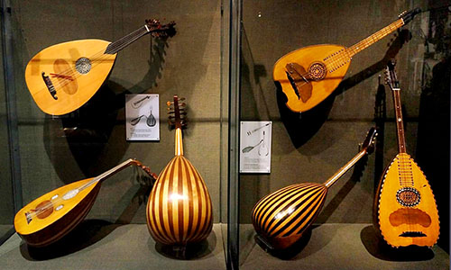  Bouzoukis im Museum der griechischen Musikinstrumente in der Plaka von Athen.