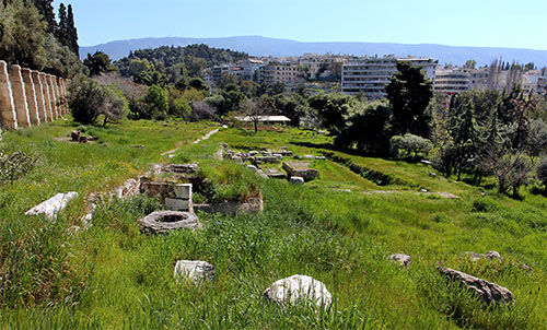 Die Ausgrabungen am Fluss Ilissos liegen einsam und doch mitten in der Stadt. Das Mauerrechteck des Tempel für Apollo Delphinios sind noch erkennbar.