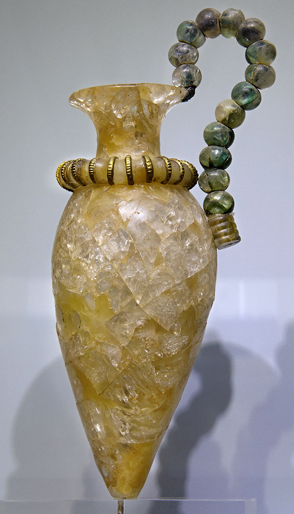 Rock-crystal Rhyton, from the Palace of Kato Zakros, Sitia, Lasithi, Crete, Greece. The crystal ring at the neck is decorated with gilt faïence; the beads on the handle were wound together with bronze wire. 1450 BC - Ein kleiner Rython aus Bergkristall aus dem Palastareal von Kato Zakros: Foto: Wikipedia, Zde
