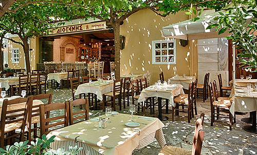 Die Taverna Diogenes am Lysikrates-Monument besticht nicht nur durch seine Lage. Hier gibt es den besten Café Frappé Athens!
