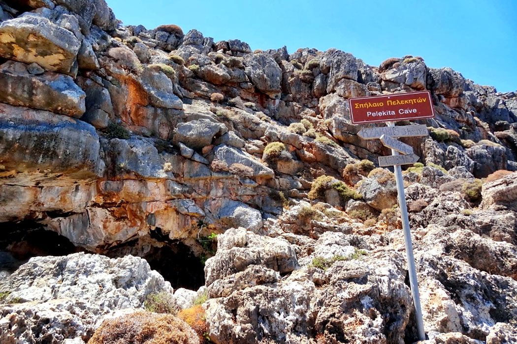 kato zakros, pelekita cave, crete-ol - Am Eingang zur Pelekita-Höhle bei Kato Zakros. - Am Eingang zur Pelekita-Höhle am Fuß des Traostalos Berges. Die Landschaft oberhalb der Karoumbi-Bucht ist wild und schattenlos, aber von atemberaubender Schönheit. 