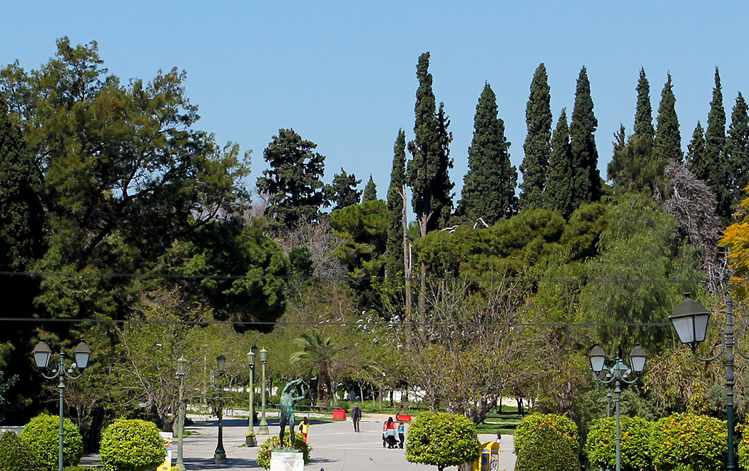 Der Nationalgarten befindet sich in der Nähe des Syntagma-Platzes in Athen. Als ehemaliger Schlossgarten grenzt er an das frühere Stadtschloss und heutige Parlamentsgebäude.