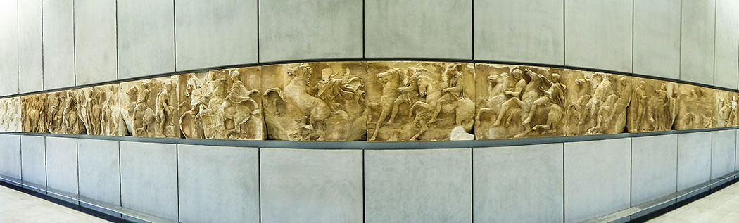 Der Parthenonfries im Neuen Akropolis Museum von Athen. Im Jahr 1801 demontierte der Brite Lord Elgin einen Großteil des Frieses vom Tempel und brachte sie nach London. Die Lücken im Parthenonsaal füllen heute dunklere Gipsabgüsse. Der Streit um die Kunstwerke zwischen Athen und London dauert an.