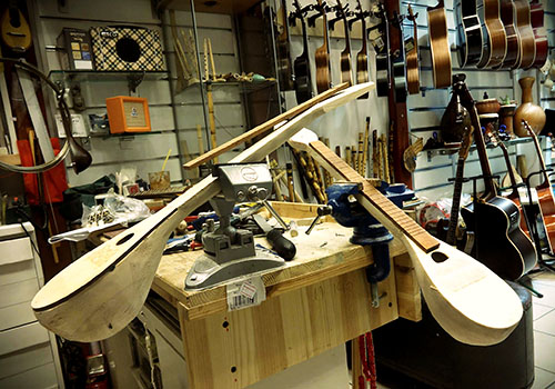 In der Werkstatt des Pegasus Music Store in Odos Pandrossou kann man den Instrumentenbauern bei ihrer Arbeit zusehen.