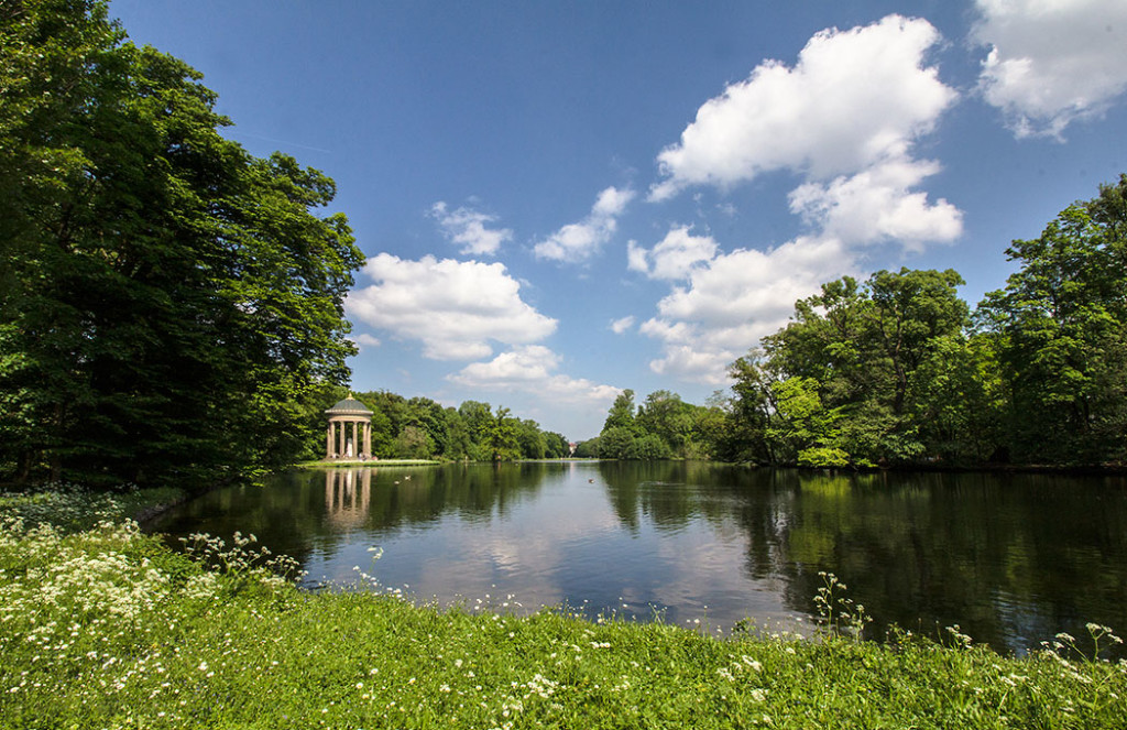 schlosspark nymphenburg - Der Badenburger See mit Apollontempel ist einer der schönsten Plätze im Schlosspark Nymphenburg.
