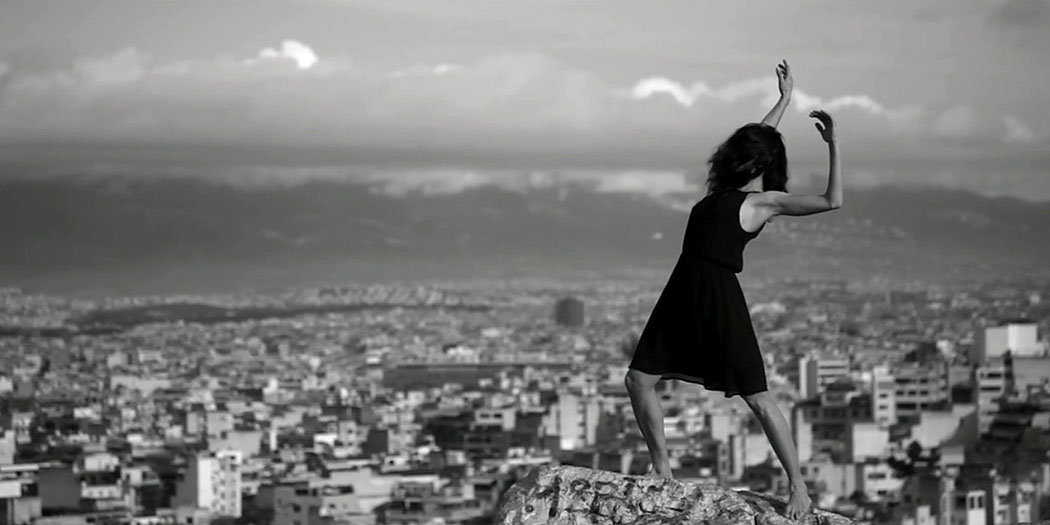 Der Kurzfilm „Moving Athens“ wurde in den Straßenschluchten der Großstadt und auf den Hügeln um Athen gedreht.
