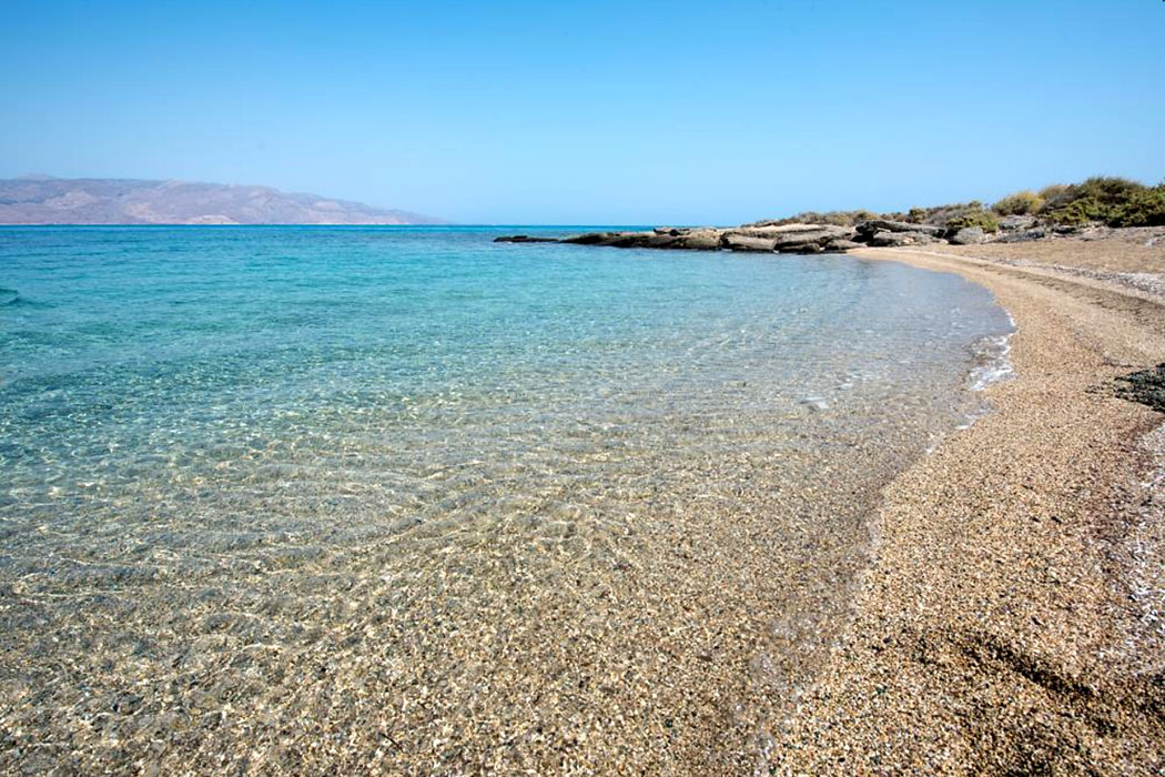 koufonisi_crete_beach-ol - Feine Kies- oder Sandtstrände wechseln sich auf der Insel Koufonisi ab. Im Hintergrund ist die Südwestküste von Kreta sichtbar. Foto: www.cretandailycruises.com