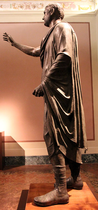 Die eindrucksvolle Bronzestatue des Arringatore (Der Redner), stellt den Etrusker Aule Metele dar. Er ist wahrscheinlich ein hoher Beamter oder sogar Senator gewesen.