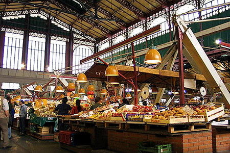 Bunte Farben, anregende Gerüche, Feilschen von Händlern und Kunden – im Mercato Centrale befinden wir uns im Bauch von Florenz.