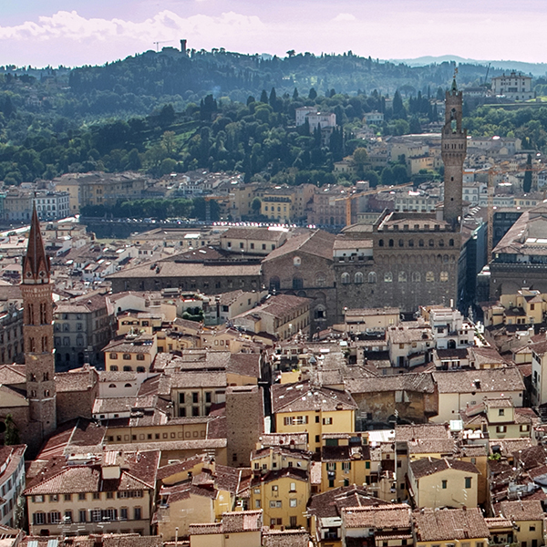 Der Blick von der Domkuppel von Florenz über die Dächer der Altstadt. Rechts: Palazzo Vecchio, Sitz des Stadtparlaments im 14. Jahrhunderts. Links: Abtei Badia Fiorentina.