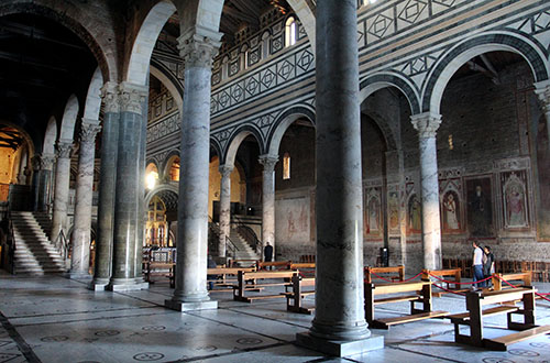 Sehenswürdigkeiten von Florenz Das Innere von San Miniato al Monte ist ungewöhnlich. Der Chor ist auf einer erhöhten Plattform über der großen Krypta angeordnet. Der Boden stammt aus dem Jahre 1207. 