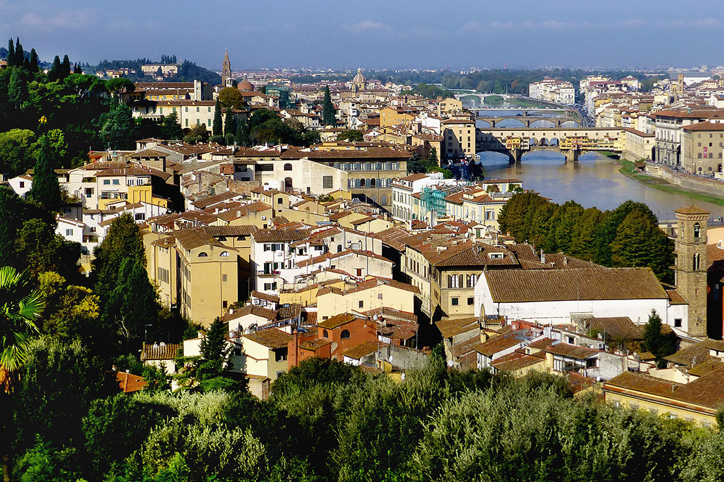 saBlick über das Viertel San Niccolò in Oltrarno hinunter zum Arno und zur berühmten Ponte Vecchio.