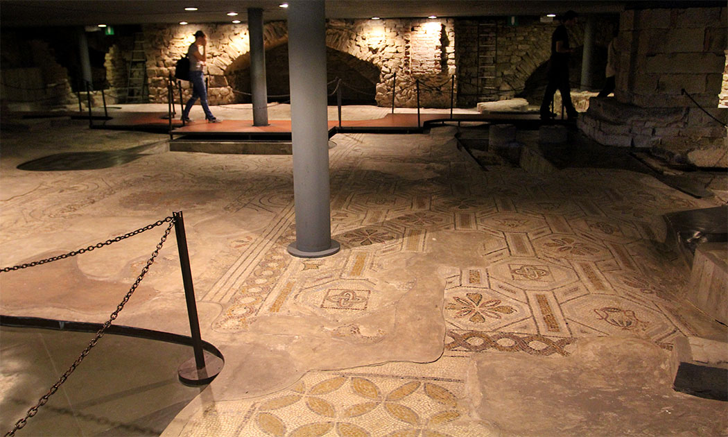 Der bedeutendste Fund in der Krypta von Santa Reparata ist ein spätantikes Mosaik, aus dem 4. bis 6. Jahrhundert, mit dem die Basilika ausgelegt war.