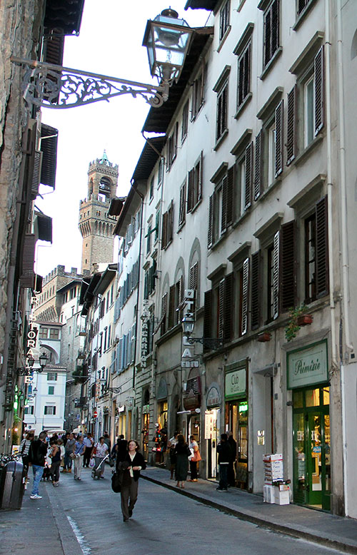 Blick durch die Via dei Neri zum Turm des Palazzo Vecchio.