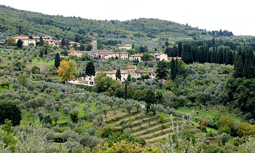 Das toskanische Dorf Villamagna bei Bagno a Ripoli. Der Glockenturm der Pieve di San Donnino ist von weitem sichtbar.