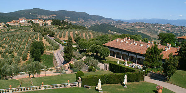 Das Hotel Paggeria Medicea bei der Villa Medici, im Hintergrund das Dorf Artimino.