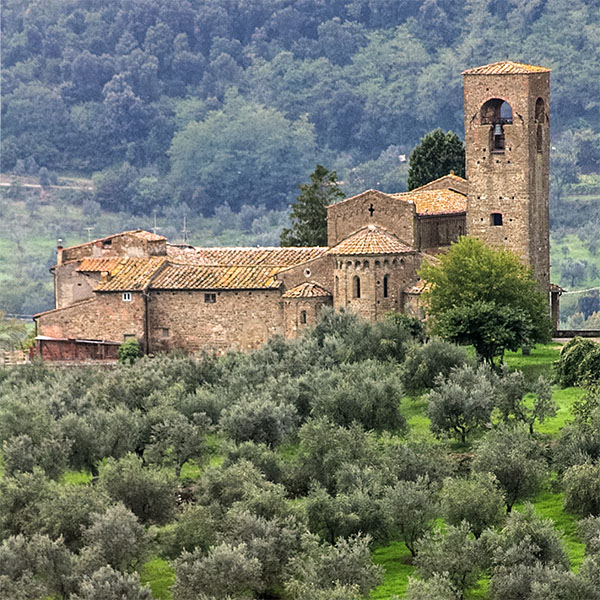 Die frühromanische Landkirche Pieve di San Leonardo von Artimino wurde im 11. Jahrhundert unter der Markgräfin Mathilde von Canossa erbaut.