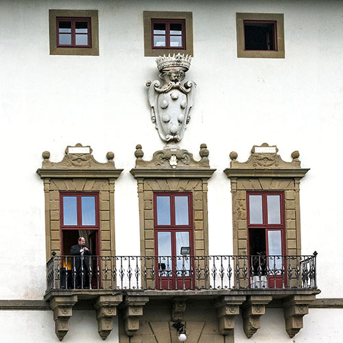 la ferdinanda villa medici artimino Über dem Eingang in die Villa ist ein zierlicher Balkon angebracht, darüber ist das imposante Familienwappen der Medici zu sehen.
