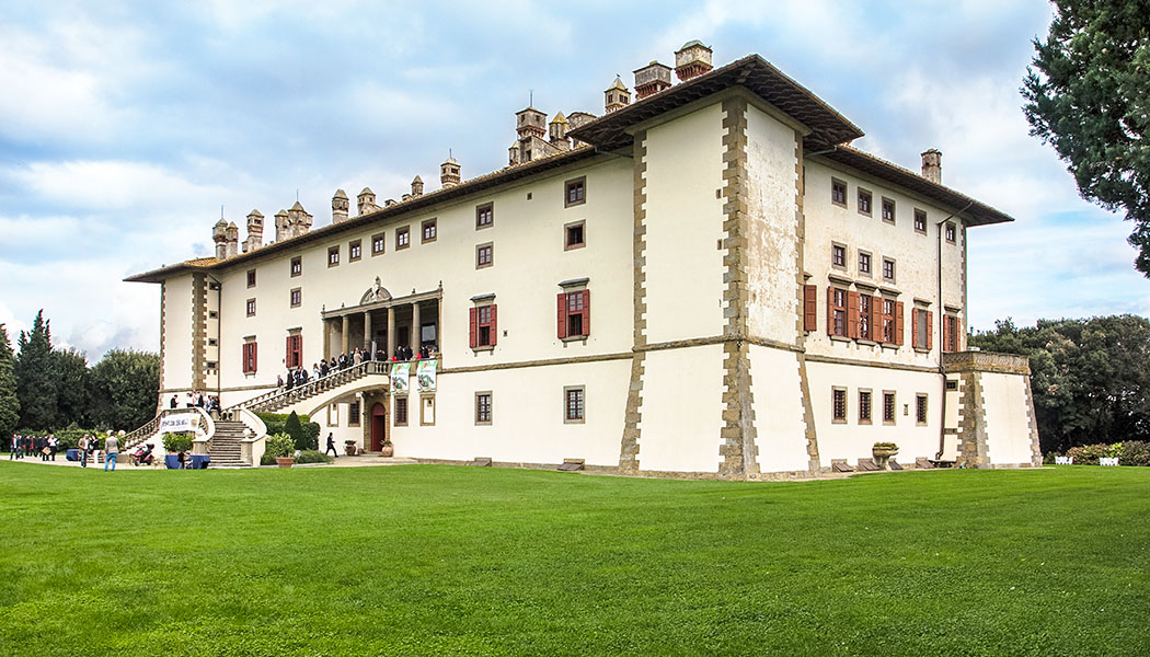 Die Villa Medici in Artimino: Ferdinando I. de Medici wollte das Jagdrevier seines Vater mit einem Jagdsitz aufwerten. Mit seinen über fünfzig Räumen konnte La Ferdinanda den ganzen Hofstaat aufzunehmen. Heute kann die Villa für große Kulturveranstaltungen angemietet werden.