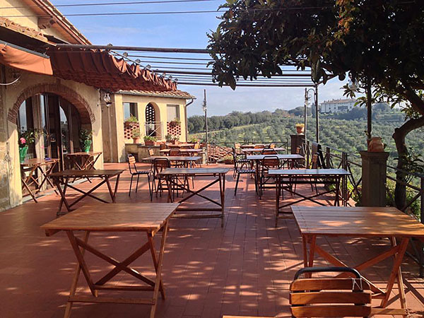 Von der Panoramaterrasse des Ristorante Da Delfina in Artemino genießen wir den prächtigem Blick auf die Medicivilla.
