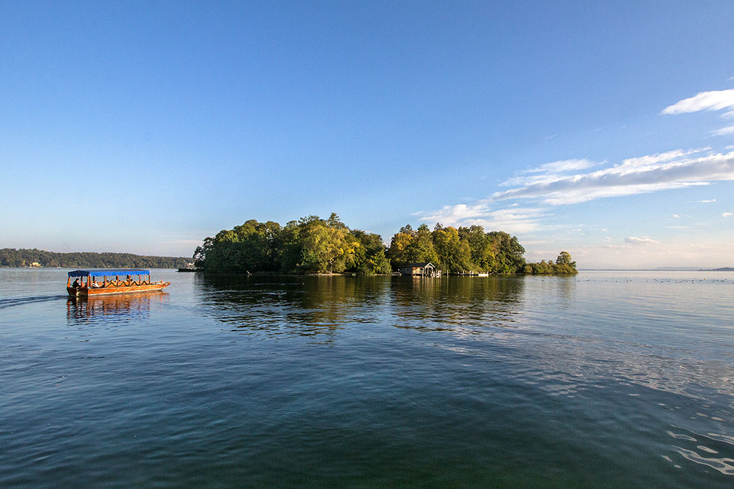 Unser Highlight unter den Ausflügen: Die Roseninsel im Starnberger See. Holz-Zillen bringen die Besucher hinüber zur pompejanischen Villa der Bayernkönige.