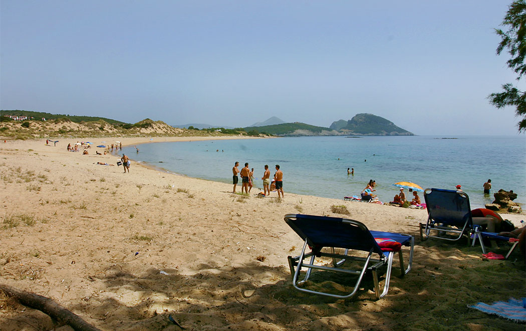 Pylos in der Navarinobucht Glifadaki Beach bei Romanos: An den Wochenenden sind hier überwiegend griechische Familien anzutreffen. Unter schattigen Tamarisken findet jeder seinen Lieblingsplatz.