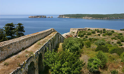 Die Festungsmauer des Neo Kastro mit hervorragendem Blick auf die Südeinfahrt in die Navarino Bucht.