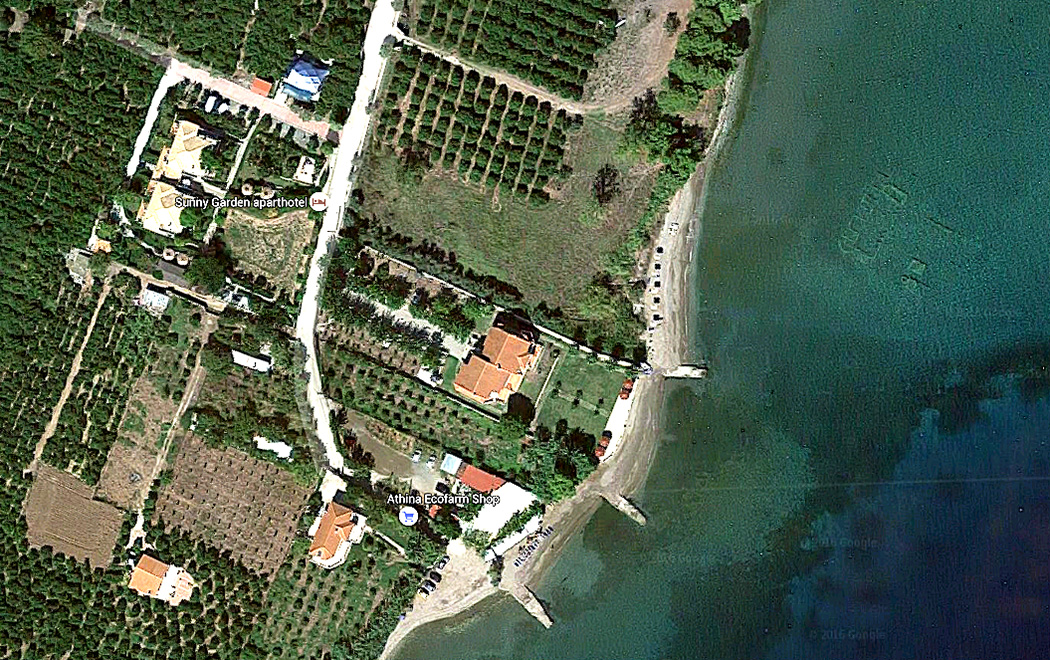 Sunny Garden Aparthotel in Palea Epidavros peloponnese argolis greece Der Screenshot von Google Maps zeigt die Lage von Sunny Garden Aparthotels, den kurzen Weg zum Meer und den im Wasser liegenden Resten des römischen Gutshofes (oben rechts).
