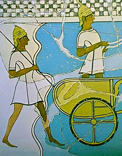 charioteer spearman pylos fresko Bewaffnete mykenische Krieger mit Eberzahnhelmen und Streitwagen. Das Freskofragment aus dem Nestorpalast wird auf 1350 v. Chr. datiert. Foto: Wikipedia