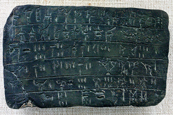 pylos nestorpalace linear b tablet museum chora Über 1100 Tontafeln mit Linear-B Texten geben Informationen der handwerklichen Produktionen in Pylos und die Handelsaktivitäten des Palastes. 