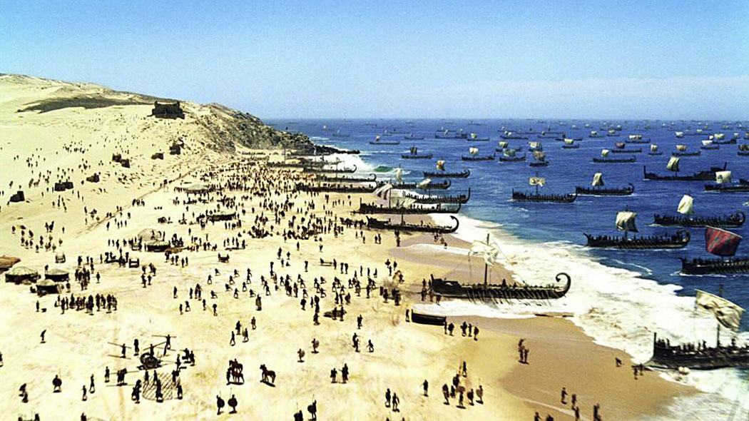 Die Landung der mykenischen Flotte an der Küste vor Troja. Foto: Historienfilm "Troja" von Wolfgang Petersen (Warner Bros)