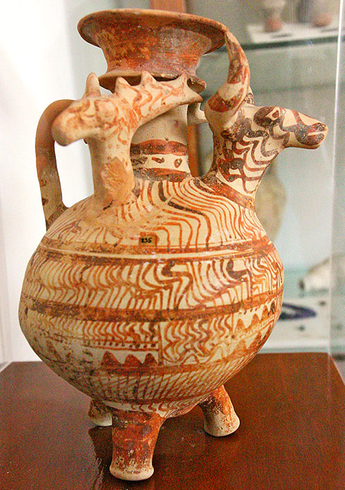 nestorpalast bei pylos vase chora archaeological musem messenia pylos Dreibeiniges Keramikgefäß mit Stier- und Hirschköpfen.